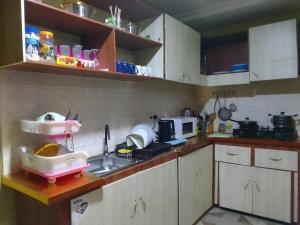 een keuken met een wastafel en een aanrecht bij Mixtech Vacation Home -MVH in Sunyani
