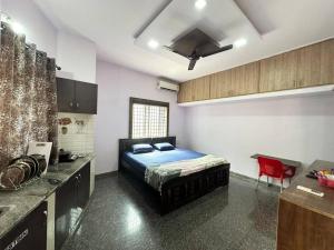 een slaapkamer met een bed en een tafel in een kamer bij Amazing AC Studio in E City 3F 301 in Bangalore