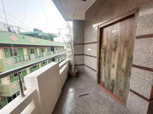 een kamer met een deur aan de zijkant van een gebouw bij Amazing AC Studio in E City 3F 301 in Bangalore