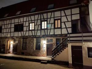 un edificio antiguo con ventanas y una escalera. en Weingärtner Appartements, en Mannheim