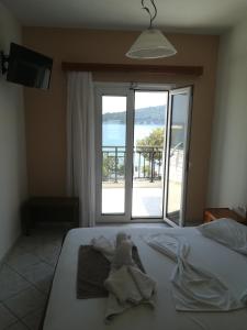 - une chambre avec un lit et une vue sur l'océan dans l'établissement Dolphins House, à Koinira