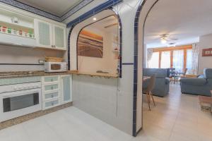 una cucina con arco che conduce a un soggiorno di 018 - Costa Hispania I - 264 - comfortHOLIDAYS a Gran Alacant