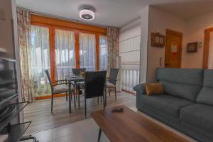 un soggiorno con divano e tavolo di 018 - Costa Hispania I - 264 - comfortHOLIDAYS a Gran Alacant