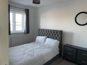 Ein Bett oder Betten in einem Zimmer der Unterkunft Impeccable 3-Bed House in Northampton