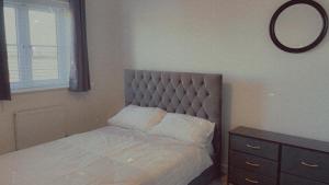 Ein Bett oder Betten in einem Zimmer der Unterkunft Impeccable 3-Bed House in Northampton