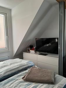 Et tv og/eller underholdning på Möbelierte 2 Zimmer Wohnung