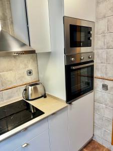 Una cocina o cocineta en Barceloneta Ramblas Apartments