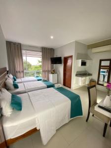 a large bedroom with two beds and a desk at VUELO 78 HOTEL in Tarapoto