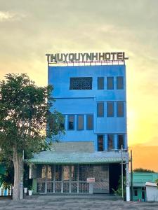 um edifício azul com um sinal em cima dele em Thuỷ Quỳnh hotel em Xóm Bên Ðông