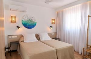 Posteľ alebo postele v izbe v ubytovaní Apartamentos Sabina Playa