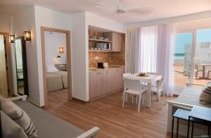 Kuchyňa alebo kuchynka v ubytovaní Apartamentos Sabina Playa