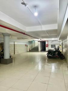 a parking garage with two motorcycles parked in it at Thuỷ Quỳnh hotel in Xóm Bên Ðông
