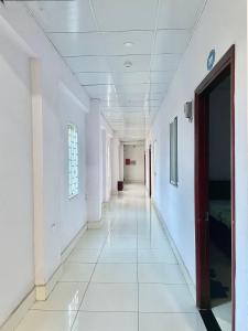 a hallway in a hospital with white walls and white floors at Thuỷ Quỳnh hotel in Xóm Bên Ðông