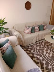 uma sala de estar com um sofá e uma mesa em Le cocon de Mariem à El Kantaoui em Port El Kantaoui