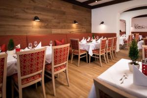 Reštaurácia alebo iné gastronomické zariadenie v ubytovaní Familiengut Hotel Burgstaller