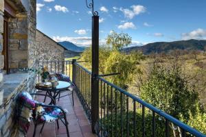a balcony with a table and chairs and a view at Alojamiento la Atalaya de Araguas in Araguás del Solano