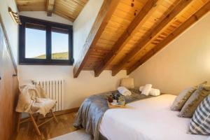 a bedroom with a bed and a window at Alojamiento la Atalaya de Araguas in Araguás del Solano