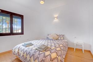 a bedroom with a bed and a window at Ca Xotxim in Altea