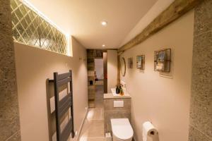 a bathroom with a toilet and a sink at Cloth Hall Barn & Cottages in Smarden +53 photos