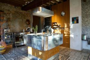 cocina con fregadero de acero inoxidable y fogones en IL Fienile - Tuscany, en San Giovanni Valdarno