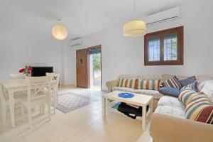 a living room with a couch and a table at Ca Xotxim in Altea