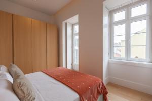 a bedroom with a bed and a window at FLH Príncipe Real Luxury Spacious Apartment in Lisbon