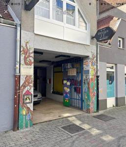 uma entrada para um edifício com graffiti em Apartman "INSOMNIA" em Slavonski Brod