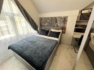 um quarto com uma cama e uma janela grande em Apartman "INSOMNIA" em Slavonski Brod