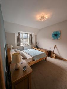 Ένα ή περισσότερα κρεβάτια σε δωμάτιο στο Mews Cottage