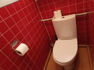 uma casa de banho com um WC e um rolo de papel higiénico em Kuus Tuba em Leisi