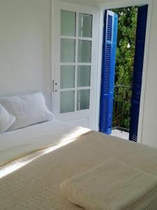 Imagen de la galería de Maison Des Oliviers AFYTHOS 9 PERSONNES 4CHAMBRES PISCINE PRIVEE, en Kassandria