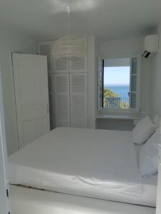 Imagen de la galería de Maison Des Oliviers AFYTHOS 9 PERSONNES 4CHAMBRES PISCINE PRIVEE, en Kassandria