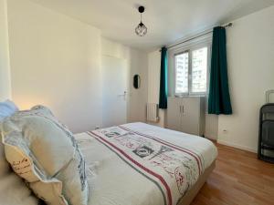 a bedroom with a bed and a window at Rue de la paix 3 personnes - 10'min Paris in Les Lilas