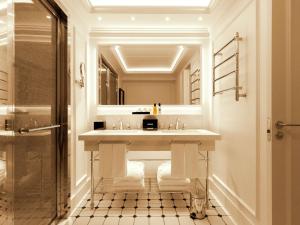 a bathroom with a sink and a mirror at Sofitel Barcelona Skipper in Barcelona