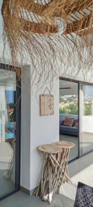Casa Sãnti - Luxury Home- For 8 guests في بينيسا: طاولة ومقعد في الغرفة
