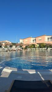 una gran masa de agua con edificios en el fondo en Tea Residence, Gjiri i Lalzit Villa, en Durrës