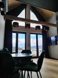 a table and chairs in a room with windows at Loft Point 1 