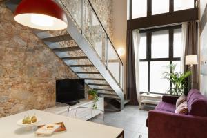 een woonkamer met een paarse bank en een trap bij Ola Living MACBA in Barcelona
