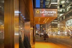 a building with a sign that reads la union inn and suites at La Quinta Inn & Suites by Wyndham Chicago Downtown in Chicago