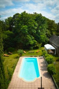 Изглед към басейн в Villa de 9 chambres avec piscine privee jardin clos et wifi a Langoelan или наблизо