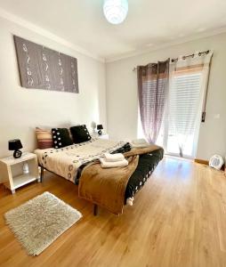 1 dormitorio con 1 cama y suelo de madera en Fantastic 3 bedroom Villa - Peniche - Mer&Surf, en Atouguia da Baleia
