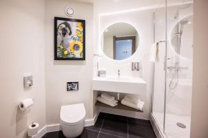 y baño blanco con lavabo y ducha. en Hampton By Hilton Blackpool en Blackpool