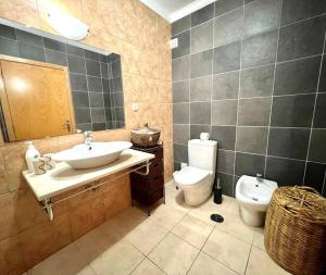 łazienka z umywalką i toaletą w obiekcie Fantastic 3 bedroom Villa - Peniche - Mer&Surf w mieście Atouguia da Baleia