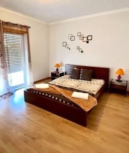 sypialnia z dużym łóżkiem w pokoju w obiekcie Fantastic 3 bedroom Villa - Peniche - Mer&Surf w mieście Atouguia da Baleia