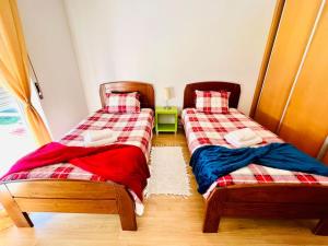 dwa łóżka siedzące obok siebie w pokoju w obiekcie Fantastic 3 bedroom Villa - Peniche - Mer&Surf w mieście Atouguia da Baleia