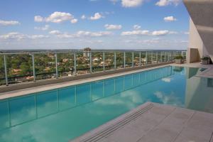 - une piscine avec vue depuis un bâtiment dans l'établissement Esplendor by Wyndham Asuncion, à Asuncion