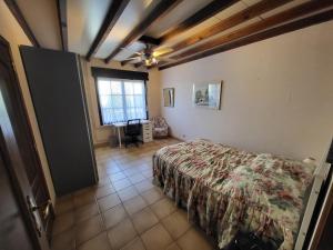 - une chambre avec un lit dans une pièce dotée d'une fenêtre dans l'établissement Leuke authentieke vakantiewoning voor 6 personen, à Oedelem