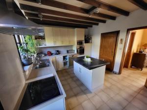 A kitchen or kitchenette at Leuke authentieke vakantiewoning voor 6 personen