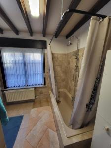 Koupelna v ubytování Leuke authentieke vakantiewoning voor 6 personen + 4 fotografie