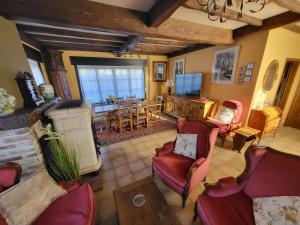 an overhead view of a living room with red chairs at Leuke authentieke vakantiewoning voor 6 personen in Oedelem